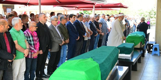 Fransa'da Öldürülen Anne ve 2 Çocuğunun Cenazeleri Trabzon'da Toprağa Verildi