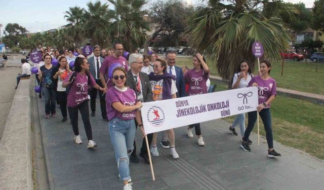 Sağlıkçılar ’Dünya Jinekolojik Onkoloji Günü’nde farkındalık için yürüdü