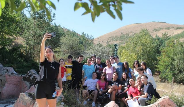 Bayburt'ta Yabancı Uyruklu Öğrencilerin Doğa Yürüyüşünde Ortaya Renkli Görüntüler Çıktı
