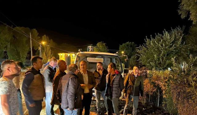 Yıldırımın düştüğü ahır yandı