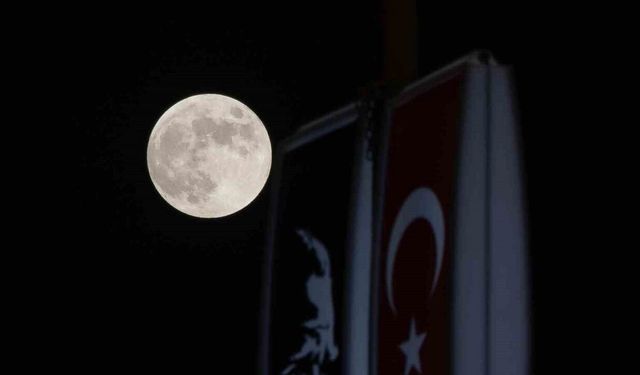 Hatay’da kanlı ay tutulması kartpostallık görüntüler oluşturdu
