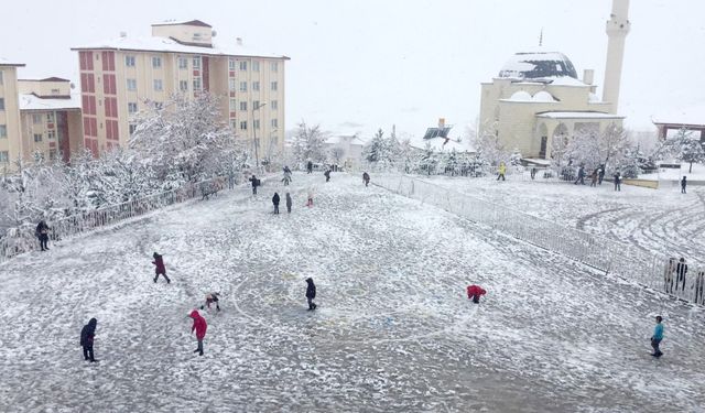 Bayburt'ta Öğrenciler Okul Bahçesinde Karın Keyfini Çıkarttı