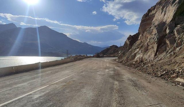 Heyelan Sonucu Tek Şeridin Kullanıldığı Artvin-Ardahan Kara Yolunda Ulaşım Normale Döndü
