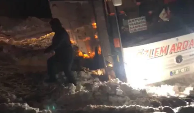 Artvin'de Kara Saplanan Otobüs Karayolları Ekiplerince Kurtarıldı