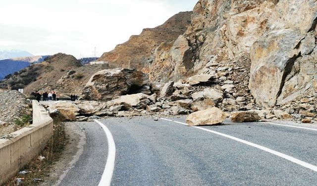 Artvin'de Meydana Gelen Heyelanda Yol Ulaşıma Kapandı