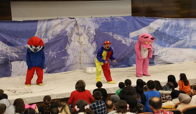 Bayburt’ta Çocuklara Yönelik Tiyatro Gösterisi