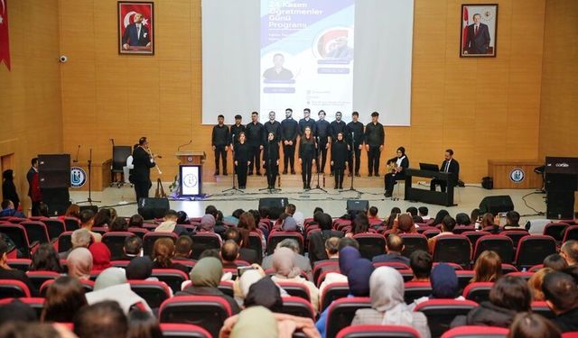 Bayburt'ta Öğretmenler Günü Etkinliği Sanat ve İlmi Bir Araya Getirdi
