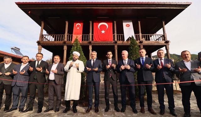 Kalkandere’de ki Tarihi Hüseyin Hoca Köyü Sahil Cami Dualarla İbadete Açıldı