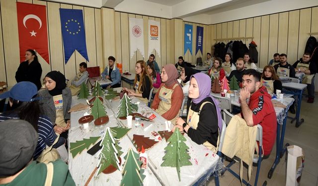 Trabzonlu Gençler Hediyelik Eşya Yapımı Kursuna Katılıyor