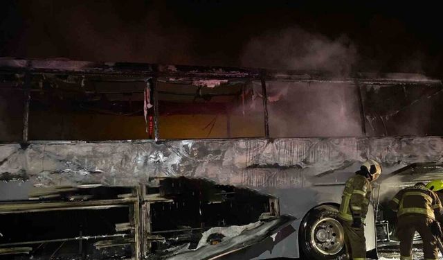 Arızalanan otobüs alev alev yandı