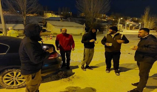 Aşkale'de Kar Kaplı Yolda Mahsur Kalanlara Sıcak Çorba İkramı Yapıldı