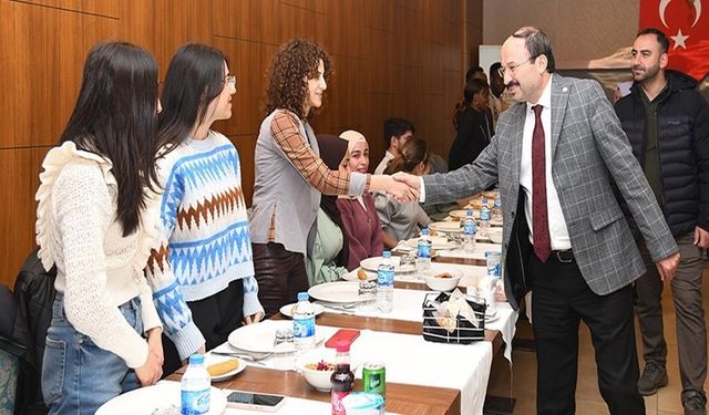 Rektör Çakmak, Yabancı Öğrencilerle Bir Araya Geldi