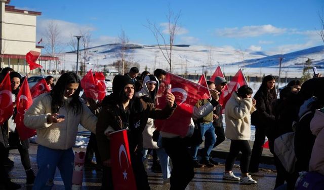 Bayburt Üniversitesi Öğrencilerinden Şehitlere Dualarla Anma Yürüyüşü