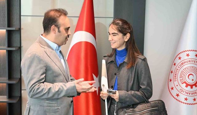 Görme engelli genç girişimci Zülal, Bakan Kacır ile bir araya geldi