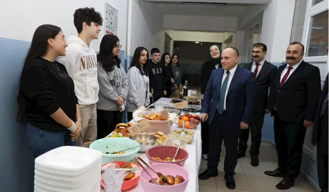 Artvin'de Öğrenciler Kütüphaneye Kitap Almak için Kermes Düzenledi