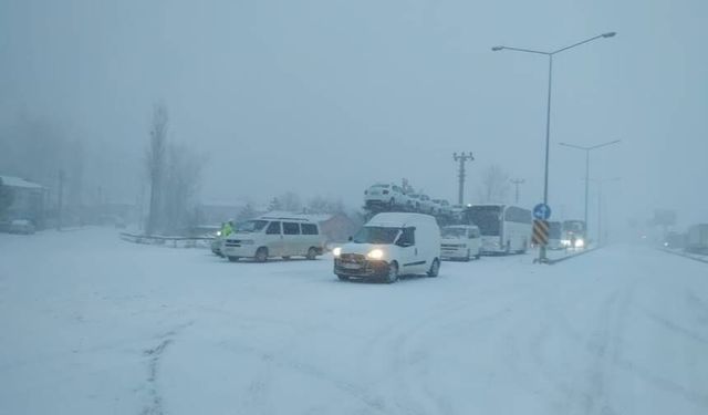 Olumsuz Hava Şarları Erzurum’un Erzincan ve Bayburt Yollarını Trafiğe Kapattı