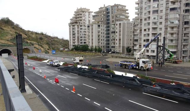 Trabzon'da Kanuni Bulvarı Yolu'nda Yaya Güvenliği İçin Üst Geçit İnşaatı Başladı