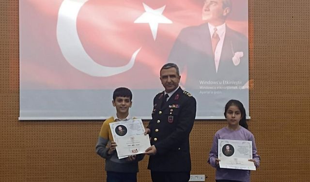 Kütahya İl Jandarma Komutanı Kırbaç’tan, resim yarışması il birincisi öğrenciye ödül