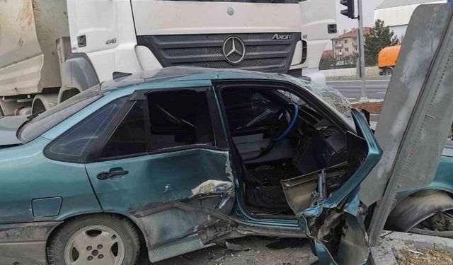 Kütahya’da kamyon ile otomobil çarpıştı: 2 yaralı