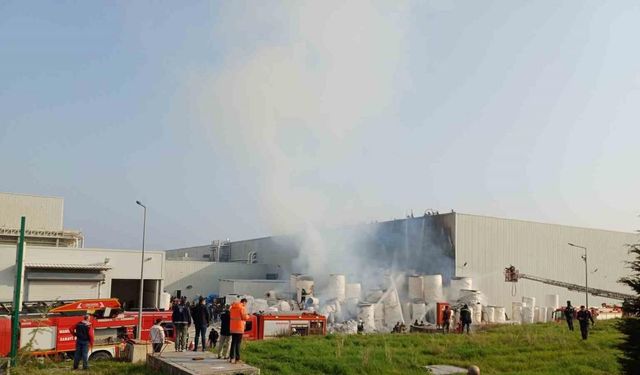 Manisa OSB’deki İpek kağıt fabrikasında çıkan yangın söndürüldü