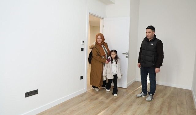 Tokatköy TOKİ’de örnek daireleri gezen Başkan Murat Aydın: "Kentsel dönüşüm seçimden sonra daha da hız kazanacak"