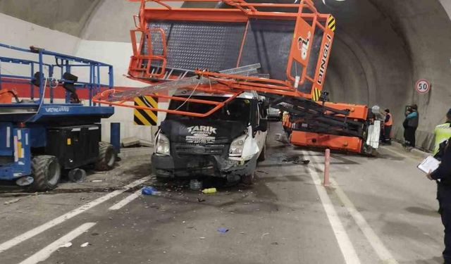 Artvin’de yolcu minibüsü tünel içinde kaza yaptı: 7 yaralı