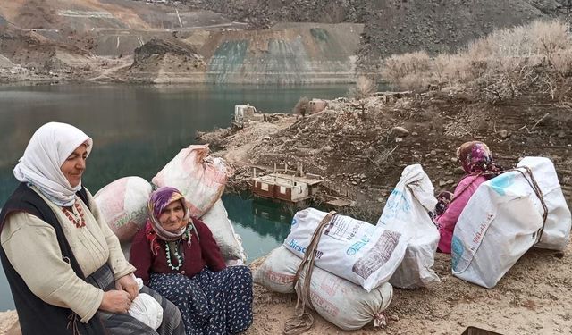 Yusufeli'nde Baraj Suları Çekilince Hatıraları için Evlerine Patika Yol Yaptılar