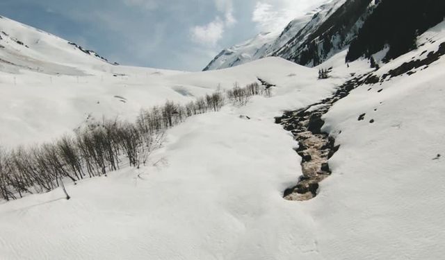 Kar Altındaki Kavron Yaylası FPV Dron ile Görüntülendi
