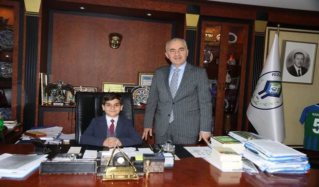 23 Nisan Temsili Rize Belediye Başkanı Öğrenci Rıfat Asaf İslamoğlu Oldu