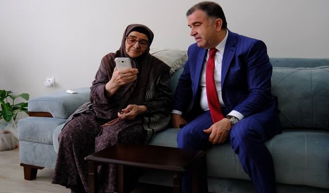 Bayburt'ta 87 Yaşındaki Şehit Annesiyle Valinin Muhabbetti Gülümsetti