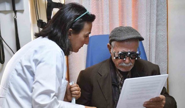 Kulakları duymayan 86 yaşındaki Cemil amca Eşrefpaşa Hastanesi’nde tedavi oldu