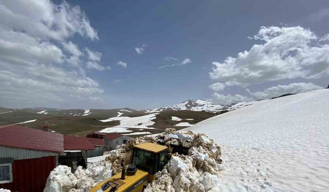 Trabzon’da karla kaplı yayla yolları açılıyor
