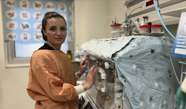 Trabzon'da İkiziyle Tedavi Gördüğü Serviste Yenidoğan Hemşireliği Yapıyor