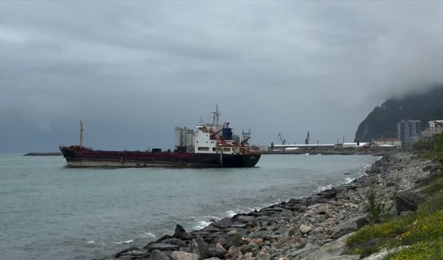 Artvin'de Karaya Oturan Yük Gemisini Limana Çekme Çalışmaları Tamamlanamadı
