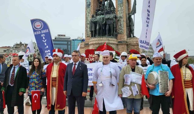 Mehter, aşçı, avukat kıyafeti giyen SİME-SEN üyeleri Taksim’de