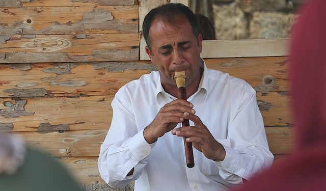 Bayburtlu Mey Sanatçısı, Yıllardır 'Hüzünlü Saz'la Müzik Ziyafeti Sunuyor