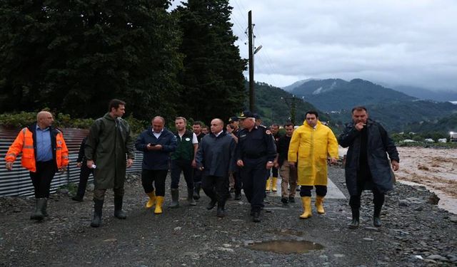 Artvin Valisi Ünsal Yağışların Neden Olduğu Heyelan ve Taşkınlarda Can Kaybının Olmadığını Bildirdi