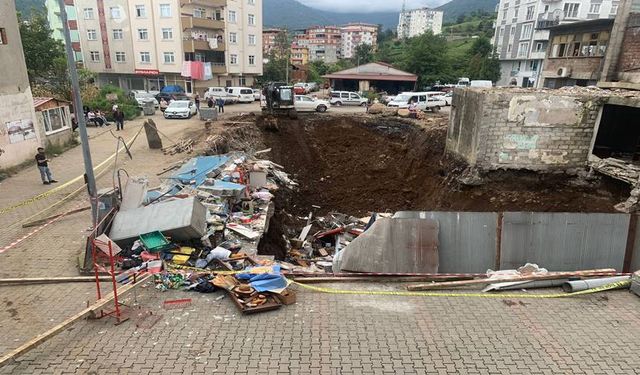 Artvin'de Bir Kişi Çöken Binanın Enkazı Altında Kalmaktan Son Anda Kurtuldu