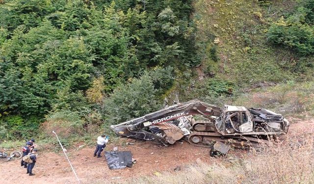 Artvin'de İş Makinesi Taşıyan Kamyonun Uçuruma Devrildiği Kazada 2 Kişi Öldü