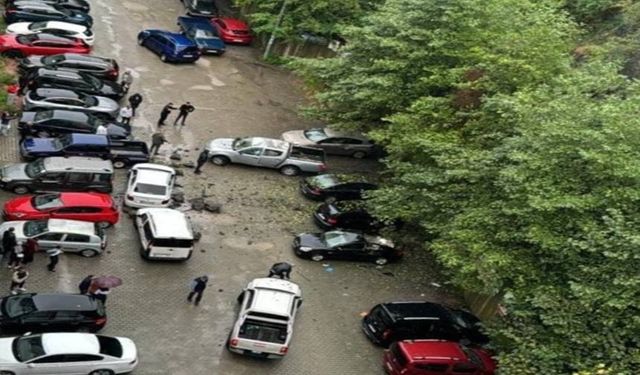 Artvin'de Yamaçtan Düşen Kaya Parçaları Park Halindeki 6 Araca Zarar Verdi