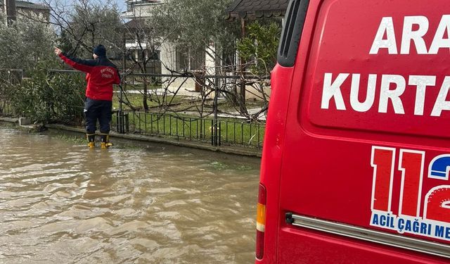 Erdek'te sağanak ve fırtına; ev ve iş yerlerini su bastı