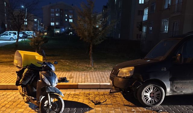 Motosikletiyle köpekten kaçmak isterken araca çarpan moto kurye yaralandı