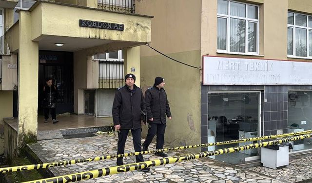 Tahliye Edilen Apartmanın Sakinleri Polis Kontrolünde Eşyalarını Aldı