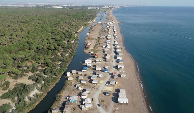 4 yıl sonra yıkılan çardak kentten geriye sahildeki çöpleri kaldı