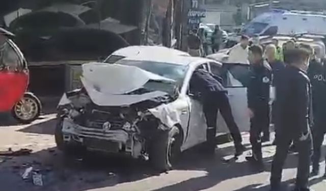 Adana'da motosikletle çarpışan otomobil, park halindeki araca ve yayalara çarptı: 1 ölü, 3 yaralı