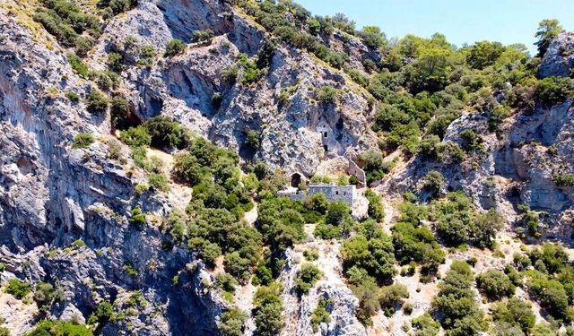 Afkule Manastırı, tarihi dokusu ve manzarasıyla ilgi çekiyor