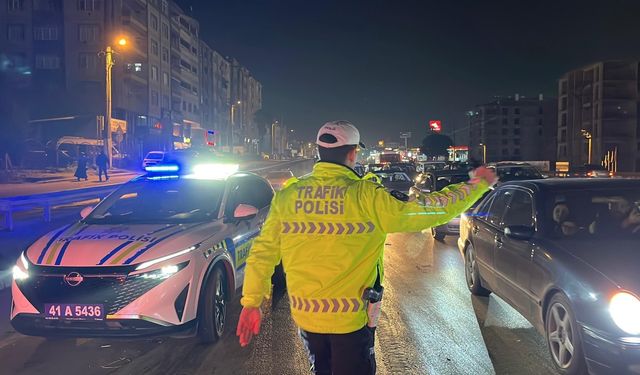 Alkollü sürücünün karıştığı kazada otomobilin motoru koptu: 2 yaralı