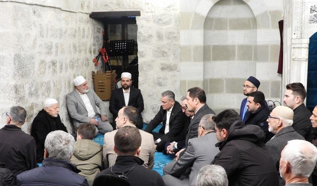 Depremde hasar alan Kanuni Sultan Süleyman Cami Regaip Kandili ile ibadete açıldı