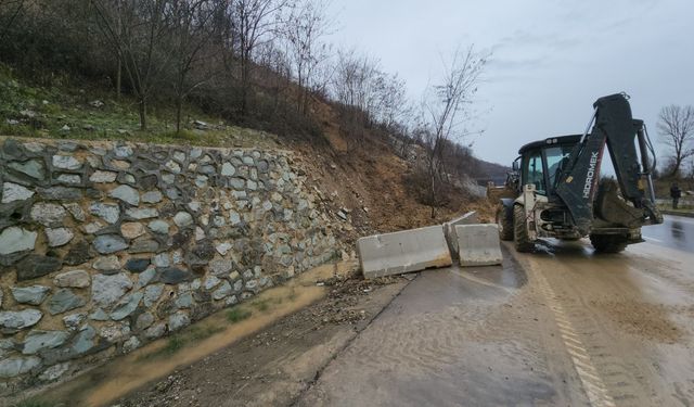 Düzce'de heyelan nedeniyle yolun tek şeridi ulaşıma kapandı