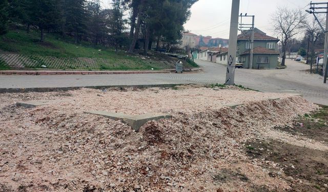 Edirne'de hizmet binası isteyen muhtar, temeli atılıp bırakılan alanda oturma eylemi yaptı